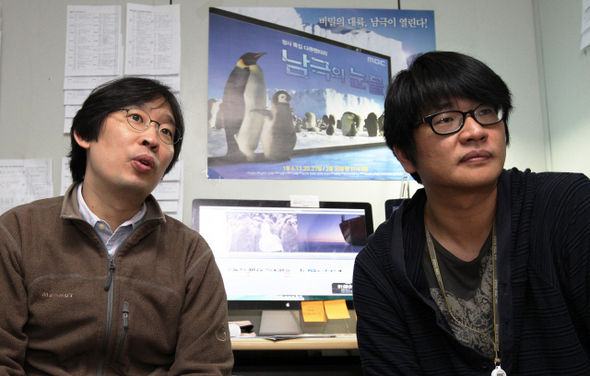 <남극의 눈물>은 남극 땅의 진짜 주인 펭귄과 고래, 해표 등의 눈물겨운 생존기를 담아 호평받았다. 이 다큐를 만든 김진만(오른쪽)·김재영 피디를 지난 28일 서울 여의도 문화방송에서 만나 제작과정에 대한 이야기를 들었다. 류우종 기자 wjryu@hani.co.kr