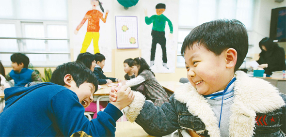 겨울방학을 마친 금양초등학교 학생들이 30일 오전 서울 용산구 효창동 교실에서 오랜만에 만난 친구들과 팔씨름을 하면서 즐거운 시간을 보내고 있다. 신소영 기자 <A href="mailto:viator@hani.co.kr">viator@hani.co.kr</A>