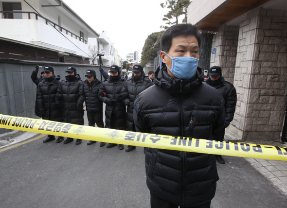 31일 오전 서울 서대문구 연희동 전두환 전 대통령 집으로 가는 골목길에 경찰이 폴리스라인을 친 채 사람들의 통행을 막고 있다. 경찰은 이날 고 이한열씨의 어머니 배은심씨(전국민족민주유가족협의회 회장)와 이상호 <문화방송> 기자가 전 전 대통령의 사죄를 요구하며 이곳을 찾으려 하자 골목 출입을 통제했다.  박종식 기자 anaki@hani.co.kr