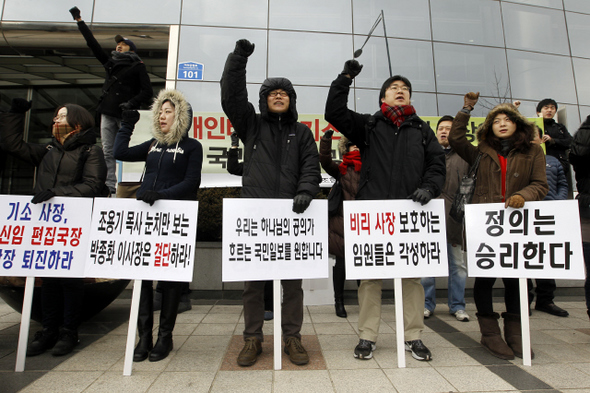 김윤호 편집국장과 조민제 사장 퇴진, 임금 인상 등을 요구하며 40일째 파업중인 <국민일보> 노조 조합원들이 31일 낮 서울 여의도 국민일보 사옥 앞에서 집회를 하고 있다.  김명진 기자 littleprince@hani.co.kr