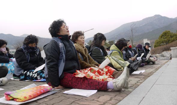 31일 오전 대전 유성구 국립 한밭대 대학본관 앞에서 이 대학 비정규직 청소노동자 40여명이 정규직과의 차별 개선과 급여 인상을 요구하는 집회를 열고 있다. 대전/전진식 기자 seek16@hani.co.kr