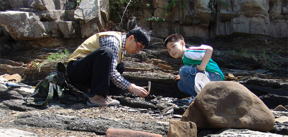 거미 화석을 발견한 남기수 교사와 그의 아들이 몇 해 전에 찍은 사진. 둘은 자주 함께 화석 발굴에 나선다고 한다.