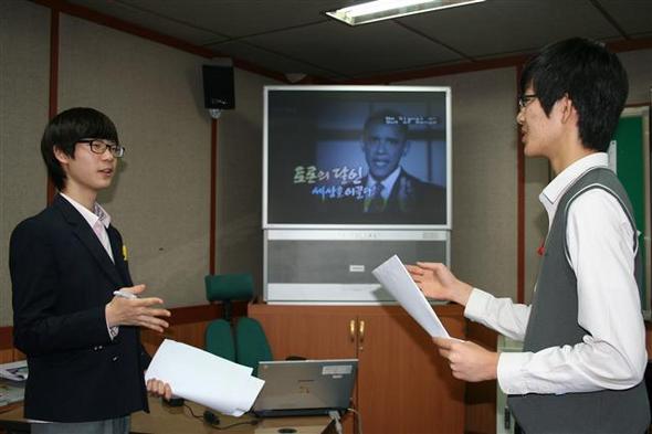 지난해 10월26일 경기도 고양시 일산 백석고 학생들이 방과후학교 수업 시간에 디베이트를 하고 있다.  최화진 기자