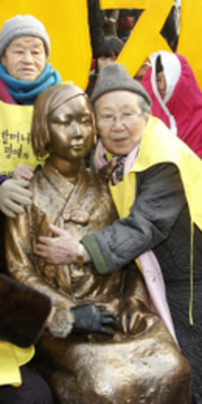 일본군 ‘위안부’ 피해 할머니들이 지난해 12월14일 ‘일본군 위안부 문제 해결을 위한 1000번째 정기 수요시위’가 열린 서울 중학동 일본대사관 앞에서 ‘일본군 위안부 소녀상(평화비)’을 만져 보고 있다. 크기 120㎝의 소녀상과 빈 의자로 이뤄진 이 평화비는 일본대사관을 마주 보게끔 설치됐다.
  김명진 기자 littleprince@hani.co.kr