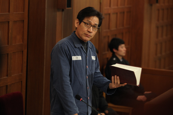 &raquo; 영화 <부러진 화살>의 주인공은 언제나 법전을 들고 법정에 나온다. 과연 법은 아름다운가, 모순덩어리인가.