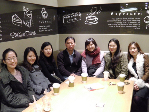 &raquo; 김현경·정솔·문유진·홍성수(숙명여대 법대 교수)·정지혜·기은환·박선희씨(왼쪽부터). 홍 교수는 제자들과 영화 <부러진 화살>을 보고 토론 자리를 마련했다. <한겨레21> 김남일