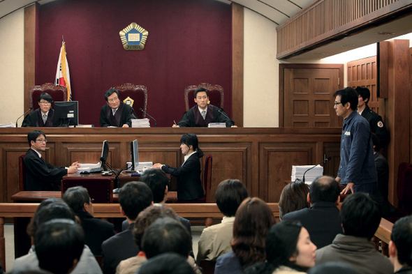 &raquo; 영화 <부러진 화살>의 한 장면. 사법부는 “법관도 불완전한 존재”라는 점을 인정한다. 그러나 실제 재판에서 법관은 신과 같은 ‘전권’을 행사하는 경우가 많다. 