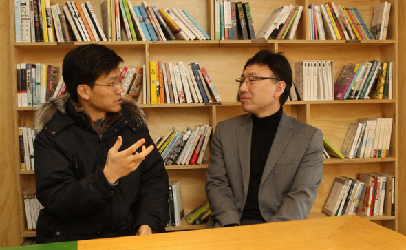 지난 6일 서울 합정동 후마니타스 사무실에서 박상훈(오른쪽) 후마니타스 대표와 이승우(왼쪽) 도서출판 길 기획실장이 학술 출판의 현황과 전망에 대해 이야기를 나누고 있다. 두 사람은 학계에 더 많은 자율성이 주어져야 학술 출판도 지속가능하다고 입을 모았다.  이정아 기자 leej@hani.co.kr