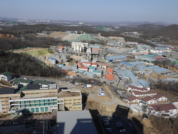 경기 고양시 일산동구 식사동의 양일초등학교(왼쪽 아래) 주변에 대형 레미콘 공장과 건설폐기물 처리업체 등 유해시설 150여곳이 몰려 있다. 이 학교 학부모들은 학교 주변 환경 개선을 요구하며 7일부터 자녀 등교거부에 들어갔다.