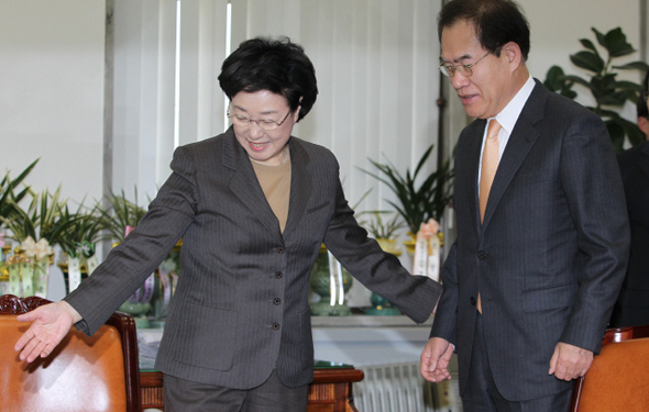 한명숙 민주통합당 대표(왼쪽)가 9일 오전 국회 당대표실에서 예방차 방문한 하금열 대통령실장에게 자리를 권하고 있다.  강창광 기자