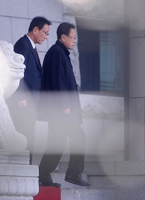 한나라당(현 새누리당) 전당대회 돈봉투 살포 의혹과 관련해 사퇴 의사를 밝힌 박희태 국회의장이 9일 오전 서울 용산구 한남동 공관을 나서 승용차를 향해 걸어가고 있다. 뉴스원