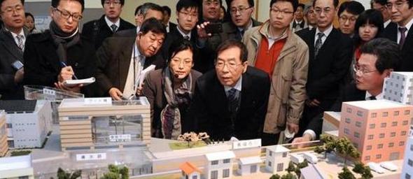 지난 8일부터 2박3일 일정으로 일본을 방문한 박원순 서울시장이 9일 오후 도쿄도 방재센터에서 침수 방지시설 모형도를 꼼꼼하게 살펴보고 있다.  서울시 제공