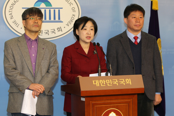 심상정 통합진보당 공동대표(가운데)가 12일 오전 국회에서 ‘5대 핵심 노동공약’을 발표하고 있다. 왼쪽은 노항래 통합진보당 정책위의장, 오른쪽은 이영희 민주노총 정치위원장. 강창광 기자 <A href="mailto:chang@hani.co.kr">chang@hani.co.kr</A>