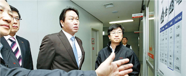 최태원 에스케이(SK)그룹 회장이 지난달 22일 경기도 이천의 하이닉스를 방문해 권오철 하이닉스 사장에게서 설명을 듣고 있다. 왼쪽부터 권오철 하이닉스 사장, 하성민 에스케이텔레콤(SKT) 사장, 최태원 회장, 박성욱 부사장. 에스케이그룹 제공