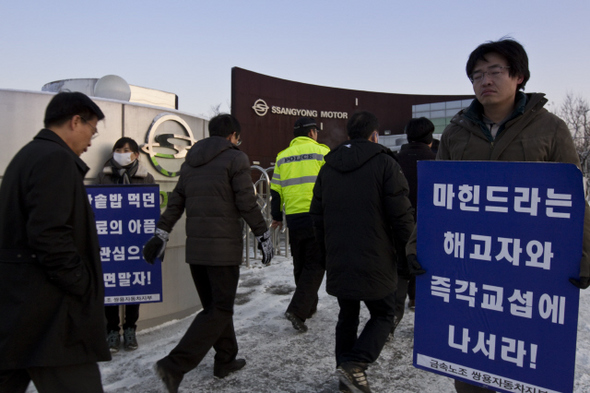 &raquo; 영하 15℃를 찍은 2월1일 아침에도 경기도 평택시 칠괴동 쌍용자동차 공장 앞에서는 어김없이 출근투쟁이 벌어졌다. 쌍용차를 인수한 인도 마힌드라&마힌드라그룹은 해고자 문제에 관심이 없다. 