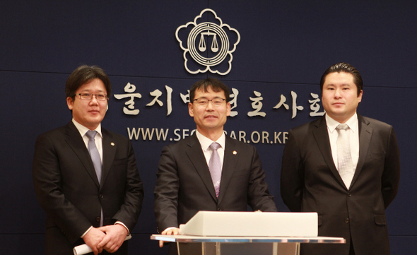&raquo; 대기업의 담합 행위 적발이 잇따르는 가운데 담합의 주범인 독과점 대기업, 담합을 규제하는 정부(공정거래위원회), 관련 소송을 맡는 변호사 3자가 모두 담합과의 전쟁을 선언했다. 서울지방변호사회가 1월30일 기업 담합 척결 대책 마련을 촉구하는 기자회견을 열고 있다. <한겨레21> 김경호
