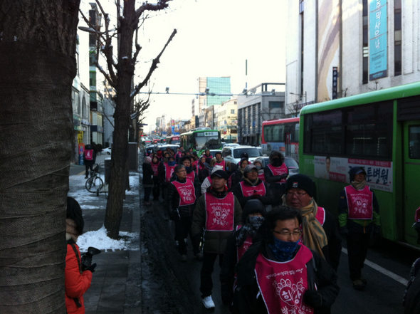 &raquo; 지난 2월1일 오후 ‘희망뚜벅이’들이 경기도 과천을 거쳐 안양역 부근에 당도했다. 이날 기온은 영하 15℃까지 내려갔다. 