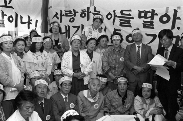 1985년 7월 민통련과 구속자가족협의회(민가협의 전신) 회원들이 ‘양심수 전원석방 촉구 단식농성’을 벌이고 있다. 86년 결성된 유가협은 민가협의 협의체로 연대활동에 나섰다. 앞줄 맨 왼쪽부터 백기완·문익환·박형규·계훈제·박계동·인재근·김도연(서 있는 이)씨 등이다. 사진작가 박용수씨