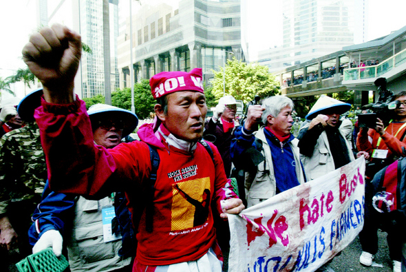 2005년 홍콩에서 열린 세계무역기구(WTO) 각료회의를 비판하며 원정 투쟁을 벌이고 있는 한국의 사회단체들 <한겨레> 자료사진