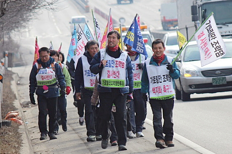 가로림만 조력발전소 건설 반대투쟁위원장 박정섭(앞줄 왼쪽)씨와 어민 20여명이 '가로림만 지키기' 행진을 하고 있다.