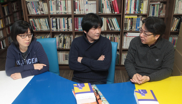 지난 16일 서울 동교동에 있는 그린비출판사에서 ‘푸코 심포지엄’을 기획한 주역인 김현경 그린비출판사 편집주간(왼쪽부터), 심세광 성균관대 교수, 진태원 고려대 인문한국(HK) 연구교수가 이야기를 나누고 있다. 대학교나 학회가 아닌, 출판사와 학자들이 함께 기획하는 이 독특한 성격의 심포지엄은 앞으로 해마다 열릴 계획이다.  신소영 기자 viator@hani.co.kr
