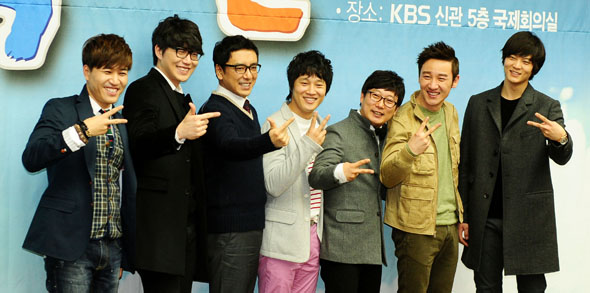 28일 오후 서울 영등포구 여의도 KBS 신관 국제회의실에서 열린 KBS 2TV ‘해피선데이-1박2일’ 시즌2 기자간담회에서 출연진들이 포즈를 취하고 있다. 왼쪽부터 김종민, 성시경, 김승우, 차태현, 이수근, 엄태웅, 주원.