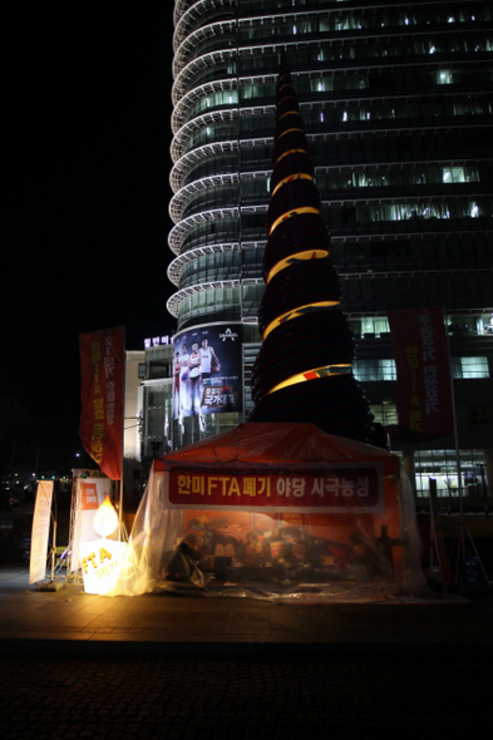 한-미 자유무역협정(FTA) 폐기 야당 시국농성에 참여한 이들이 3일 밤 서울 중구 청계광장에 찬 바람을 막으려고 쳐 놓은 비닐 천막에서 3일째 철야 시위를 이어가고 있다. 
 김태형 기자 xogud555@hani.co.kr