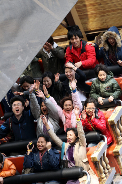 전국의 초·중·고교가 주5일제 수업을 전면 시행한 뒤 첫 토요일인 지난 3일 오후 경기 용인시 포곡읍 에버랜드를 찾은 학생들과 시민들이 놀이기구를 타며 즐거운 시간을 보내고 있다.  용인/김태형 기자 xogud555@hani.co.kr