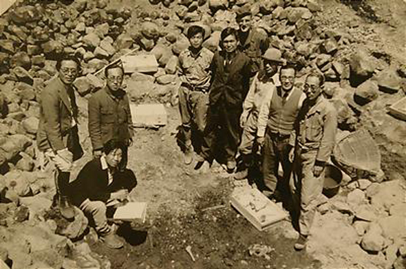 1946년 당시 아리미쓰가 참여한 경주 호우총 발굴현장과 조사단원들의 모습