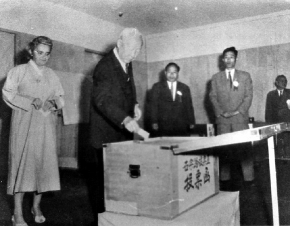 1956년 5월 치러진 정·부통령 선거에서 이승만 대통령이 투표를 하고 있다. <한겨레> 자료사진