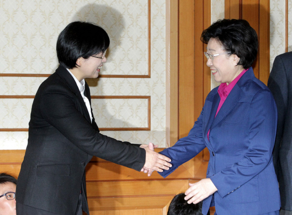 한명숙 민주통합당 대표(오른쪽)와 이정희 통합진보당 대표가 6일 오전 국회에서 총선 야권연대를 위한 막판 담판을 위해 만나 반갑게 손을 잡으려 하고 있다. 두 대표는 8일까지 협상을 마무리하기로 합의했다.  이정우 선임기자 woo@hani.co.kr