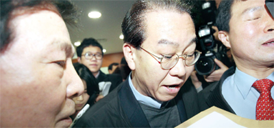 재심청구…새누리당 공천 후유증 공천에서 탈락한 정해걸 새누리당 의원(왼쪽)이 6일 오전 서울 여의도 당사에서 권영세 사무총장(가운데)에게 공천심사와 관련된 재심청구서를 전달하고 있다. 강창광 기자 chang@hani.co.kr