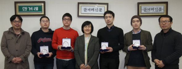 오른쪽부터 전진한 투명사회를위한정보공개센터 소장, 대상 수상자 윤재원·박경담씨, 권태선 편집인, 우수상 최영훈씨, 노력상 안우혁씨, 권복기 디지털미디어국장.   박종식 기자 anaki@hani.co.kr