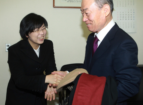 이정희 통합진보당 공동대표(왼쪽)가 9일 오후 야권연대 실현을 위해 국회를 방문한 박재승 전 대한변협 회장 등 시민사회 원로를 만나 악수하고 있다.  이정우 선임기자