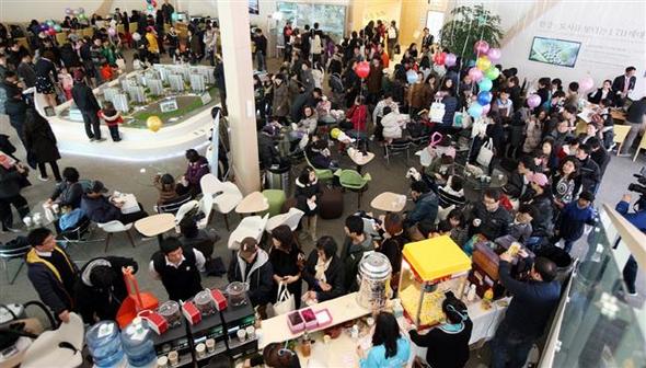 지난 주말 경기도 김포시 고촌읍에 문을 연 김포 한강새도시 래미안 2차 본보기집에 내방객들이 몰려 있다. 수요자들은 중소형이지만 10가지로 세분화된 개성있는 아파트 평면에 높은 관심을 보였다.  삼성물산 제공
