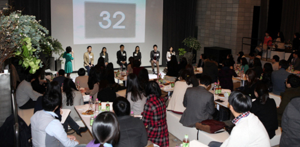씨제이(CJ)그룹이 최근 서울 강남구 씨제이 청담씨네시티에서 연 씨제이 힐링 시티라는 취업설명회에 구직자와 선배 멘토들이 참석한 모습. 강연 형태의 기업 채용설명회가 아닌 구직자와 입사 선배들이 이야기를 나누는 방식으로 진행됐다. 씨제이 제공