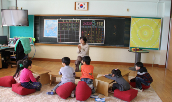발도르프 교육을 전국에서 처음으로 전교생에게 실시하는 강원도 고성군 공현진초등학교에서 14일 1학년 어린이들이 ‘움직이는 책상’에 앉아 4차원 칠판을 이용해 수업받고 있다.   공현진초등학교 제공 
