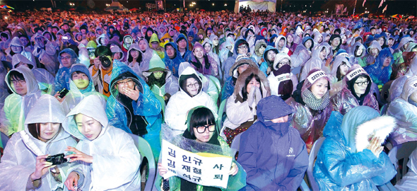 파업중인 <문화방송>(MBC), <한국방송>(KBS·새노조), <와이티엔>(YTN) 노조원과 시민들이 세 방송사 노조가 16일 저녁 서울 여의도공원에서 연 ‘방송 낙하산 동반퇴임 축하쇼’를 비를 맞으며 관람하고 있다. 　김명진 기자 littleprince@hani.co.kr