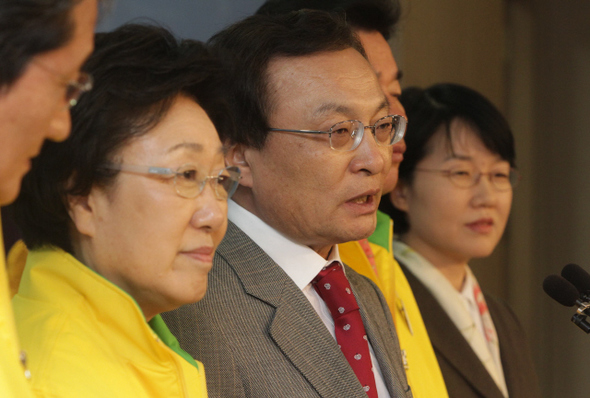 민주당 상임고문인 이해찬 전 총리가 19일 오후 국회 정론관에서 기자회견을 열어 4월 총선에서 세종시 지역구에 출마할 뜻을 밝히고 있다. 
 이정우 선임기자 woo@hani.co.kr