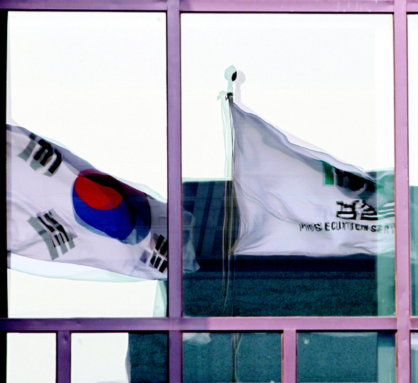 장석명 청와대 민정수석실 공직기강비서관이 장진수 전 총리실 주무관의 입을 막으려고 5000만원을 건넸다는 장 전 주무관의 추가 증언이 나오면서 20일 검찰의 ‘민간인 불법사찰’ 재수사에 이목이 쏠리고 있다. 장 전 주무관이 출두할 서울 서초동 서울지검 청사 창문으로 바람에 흔들리는 검찰 깃발이 비치고 있다.  류우종 기자 <A href="mailto:wjryu@hani.co.kr">wjryu@hani.co.kr</A>
 

