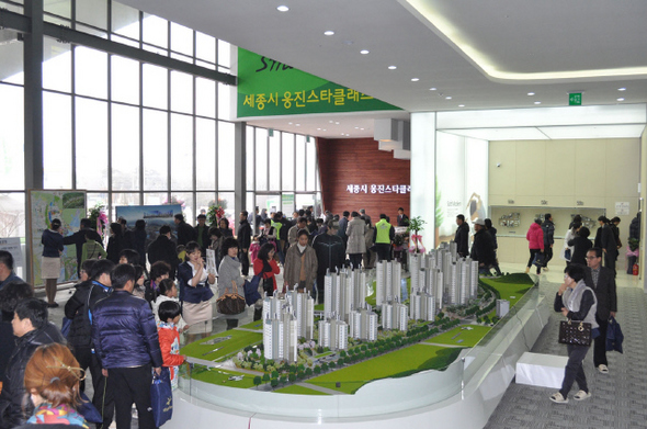 올 1분기 전국 아파트 분양시장은 세종시의 청약 열기가 달아오른 반면 수도권은 3순위 청약 미달이 속출하는 등 침체에서 벗어나지 못하는 사례가 많았다. 이달 초 공급된 세종시 웅진스타클래스2차 아파트 본보기집에 몰린 내방객들.  극동건설 제공