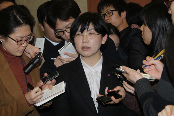 이정희 통합진보당 공동대표가 20일 오후 국회 정론관에서 기자회견을 열어 김희철 민주통합당 후보와 야권후보 단일화 재경선을 할 용의가 있다는 뜻을 밝힌 뒤 기자들의 질문에 답하고 있다. 이정우 선임기자 <A href="mailto:woo@hani.co.kr">woo@hani.co.kr</A>