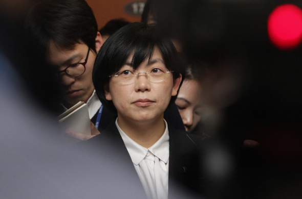 이정희 통합진보당 공동대표가 지난 20일 국회 정론관에서 기자회견을 열어 재경선을 할 용의와 사과의 뜻을 밝힌 뒤 기자들의 질문에 답하고 있다. 이정우 선임기자 woo@hani.co.kr