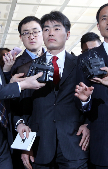 국무총리실의 민간인 불법사찰과 관련해 증거인멸 의혹을 폭로한 장진수 전 공직윤리지원관실 주무관이 21일 오후 서울 서초동 서울중앙지검에 참고인 자격으로 다시 소환돼 기자들의 질문을 받고 있다.  신소영 기자 viator@hani.co.kr