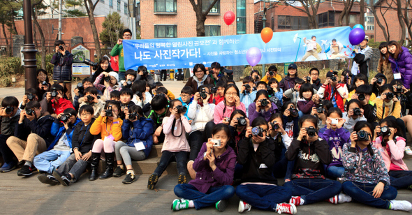 태광그룹 산하 일주학술문화재단과 한겨레신문사가 공동으로 진행하는 소외계층 청소년 및 장애아동 대상 사진강좌 ‘나도 사진작가다’가 지난 18일 처음 열렸다. 오는 25일 두번째 강좌를 한 뒤  참가자들의 사진 작품을 선정해 5월말쯤 일주선화갤러리에 전시할 예정이다.  
사진 김문기/한겨레 열린사진가 