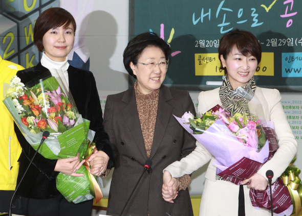 &raquo; 한명숙 민주통합당 대표가 지난 2월29일 지역구 전략공천 후보로 영입한 이언주·임지아 변호사의 입당을 환영하고 있다. 