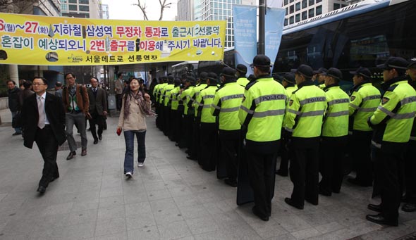 ‘철통 경호’에 시민들 불편  2012 핵안보정상회의 이틀째인 27일 오후 경찰이 기습시위 가능성에 대비해 선릉역의 보행을 막아 시민들이 불편을 겪고 있다. 박종식 기자 <A href="mailto:anaki@hani.co.kr">anaki@hani.co.kr</A>