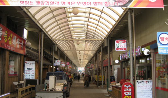 삼겹살 시장으로 거듭나고 있는 청주 서문시장. 죽어가던 시장은 삼겹살 특화 전략 속에 삼겹살 거리로 생기를 찾아가고 있다.