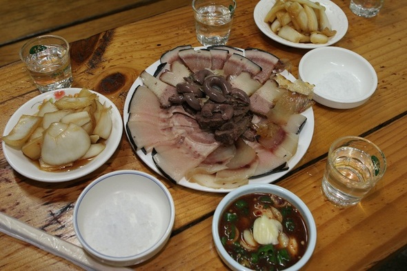 고래 고기 요리. 지속가능한 전통사회의 고래 사냥과는 본질적으로 다르다. 사진=한겨레 사진 디비.