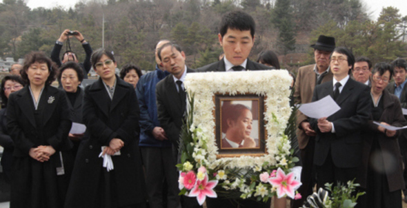 소설 <꼬방동네 사람들>의 실제 모델이자 빈민운동가였던 허병섭 목사의 하관식이 29일 오후 경기도 남양주시 모란공원에서 열리고 있다.  남양주/신소영 기자 viator@hani.co.kr